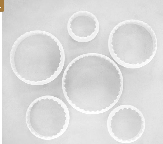 Loyal Plastic Plain / Scalloped Round Cutter Set of 6