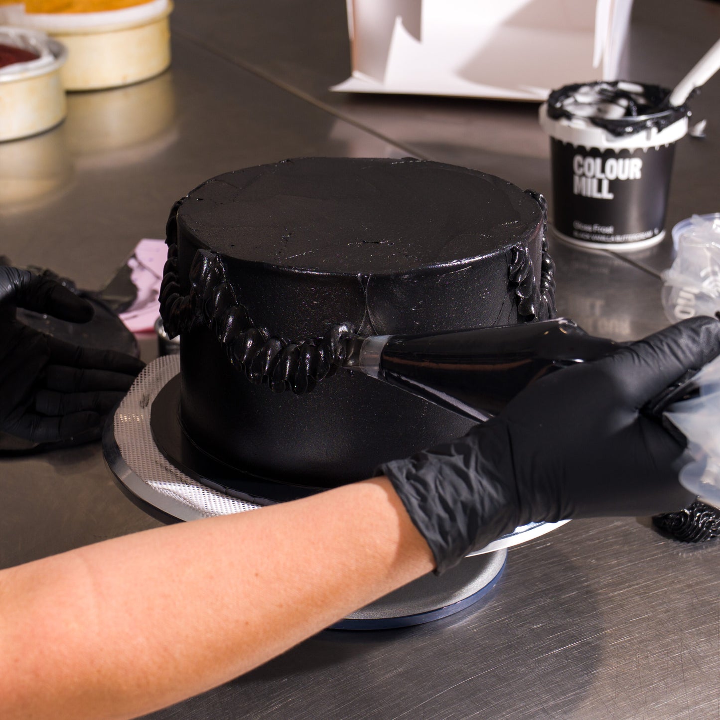 Colour Mill - Gloss Frost Buttercream - Black 1L