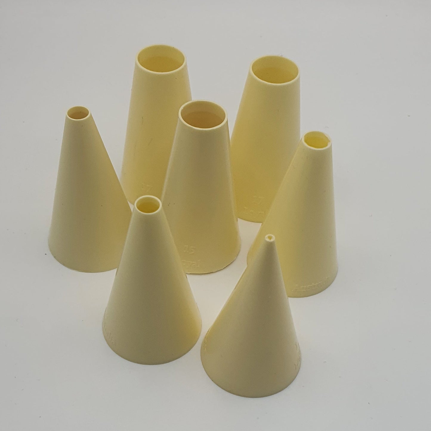 Loyal Plastic Round Piping Tips - Assorted Sizes
